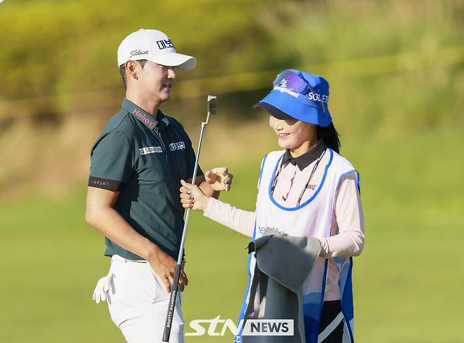 '제41회 신한동해오픈(총상금 15억 원/ 우승상금 2억 7천만 원) 1라운드' 잭 니클라우스 골프클럽 코리아 어반, 링크스 코스(파72/ 7,471야드) 11번 홀에서 파로 홀아웃 하는 고군택. /사진=STN뉴스 DB