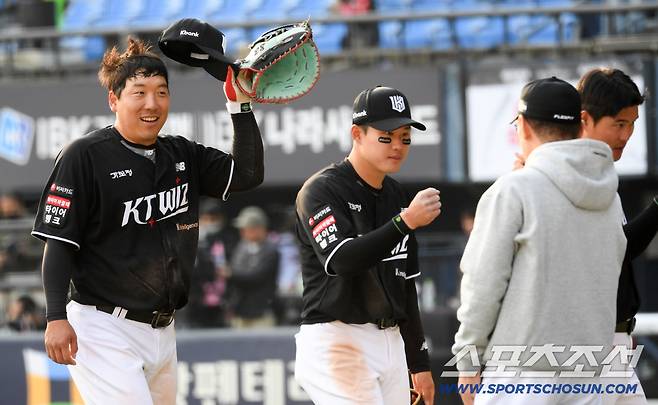 KT 위즈 승리 요정 김현수 반기는 이강철 감독.