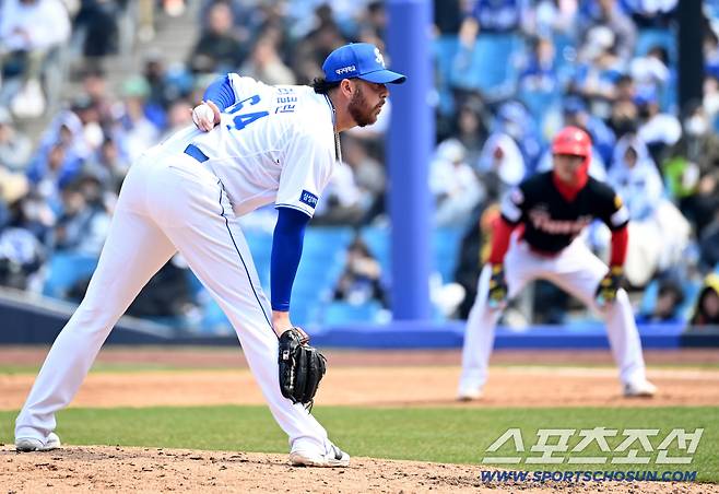 24일 대구삼성라이온즈파크에서 열린 KIA와 삼성의 시범경기. 3회초 1사 1루 삼성 오러클린이 KIA 카스트로 타석때 포수의 사인을 보고 있다. 대구=허상욱 기자wook@sportschosun.com/2026.03.24/