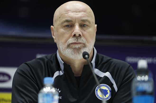 epa12860281 Bosnia's head coach Sergej Barbarez attends a press conference in Sarajevo, Bosnia and Herzegovina, 30 March 2026. Bosnia and Herzegovina will face Italy in their FIFA World Cup 2026 European playoff soccer match on 31 March 2026. EPA/AMER KAJMOVIC BOSNIA AND HERZEGOVINA OUT<저작권자(c) 연합뉴스, 무단 전재-재배포, AI 학습 및 활용 금지>