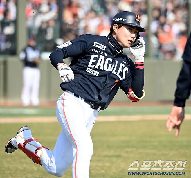 21일 부산 사직야구장에서 열린 한화와 롯데의 시범경기. 6회초 2사 2루 한화 심우준이 1타점 2루타를 치고 질주하고 있다. 부산=허상욱 기자wook@sportschosun.com/2026.03.21/