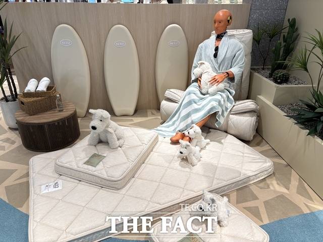 시몬스의 프리미엄 비건 매트리스 N32가 9일 오후 서울 영등포구 더현대 서울에서 팝업스토어를 선보였다. /문화영 기자