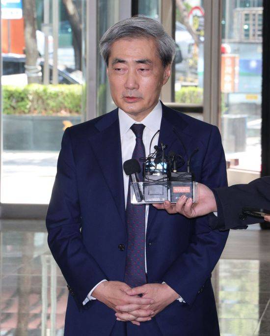 신현송 한국은행 총재 후보자가 31일 서울 중구 한화금융플라자에 마련된 인사청문회 준비 사무실로 출근하며 취재진의 질문에 답하고 있다. 2026.03.31 윤동주 기자