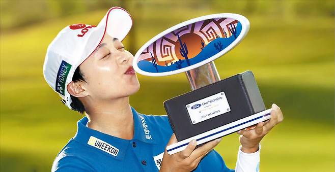 30일 LPGA 투어 포드 챔피언십 2연패를 달성한 김효주가 우승 트로피에 입을 맞추고 있다. 김효주는 지난 23일 파운더스컵에 이어 2주 연속 우승에 성공하며 새로운 전성기를 맞았다. /AP 연합뉴스