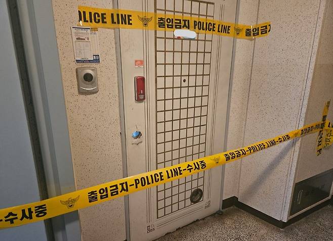 31일 인천 서구 왕길동의 한 아파트 현관에 폴리스라인이 설치됐다. 이날 오전 8시 58분쯤 이 아파트에선 60대 어머니가 숨지고 40대 아들이 크게 다친 채로 발견돼 경찰이 수사 중이다. /이현준기자