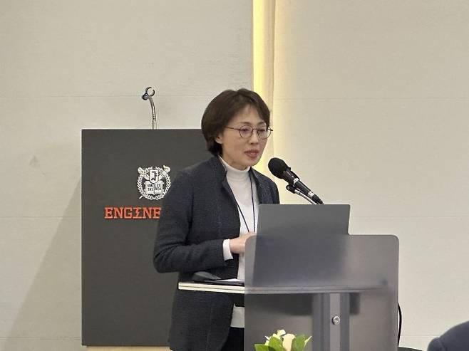 31일 서울대 글로벌공학교육센터컨벤션에서 열린 바이오인공지능(AI)심포지엄 '바이오 AI-현실 격차, 어디에 존재하며 어떻게 메울 것인가'에서 김빛내리 기초과학연구원(IBS) RNA연구단장(서울대 생명과학부 석좌교수)이 발표하고 있다. 문혜원 인턴기자 moony@donga.com