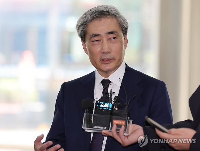 신현송 한국은행 총재 후보자가 31일 서울 중구 한화금융플라자에 마련된 인사청문회 준비사무실로 출근하며 취재진 질문에 답하고 있다. 연합뉴스