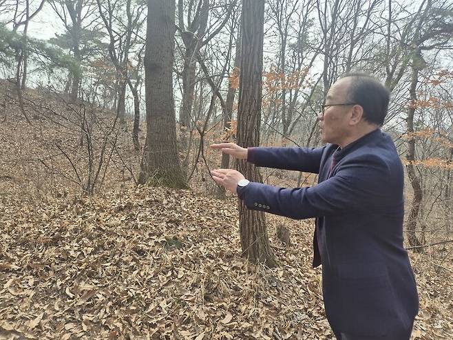 박현수 전주대학교 박물관 학예연구실장이 전북 전주 황방산에서 2023년 발굴 당시를 설명하고 있다. 여성으로 추정되는 2구의 유해도 수습됐다. 서보미 기자