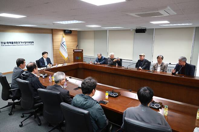 송상교 진실화해위원장이 31일 오후 서울 중구 진실화해위 6층 대회의실에서 한통련(재일한국민주통일연합) 및 ‘한통련을 돕는 사람들’ 관계자들의 만남에서 발언을 듣고 있다. 정용일 선임기자 yongil@hani.co.kr