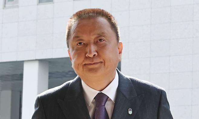 김영환 충북도지사가 23일 서울 양천구 서울남부지방법원에서 자신을 6·3 지방선거 공천에서 배제(컷오프)한 국민의힘 공천관리위원회 결정 효력을 정지해 달라며 낸 가처분 신청 심문에 출석하기 위해 법정으로 향하고 있다. 연합뉴스