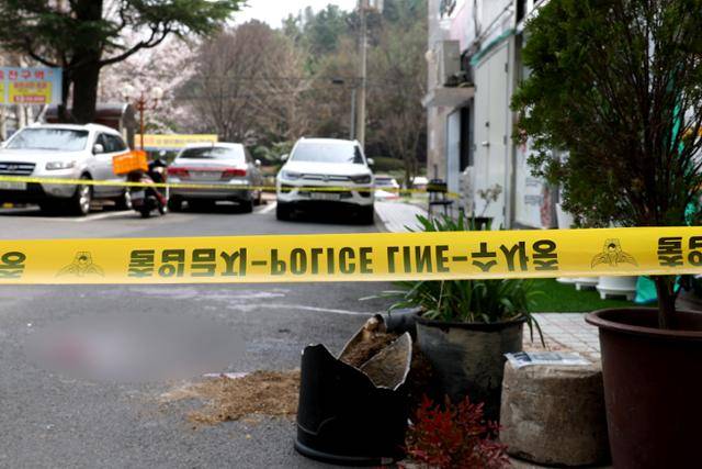 27일 오전 11시 36분쯤 경남 창원시 상남동 한 아파트 상가 주차장에서 30대 남성이 20대 여성에게 흉기를 휘두르고 자해하는 사건이 발생했다. 사진은 사건 현장. 창원=연합뉴스