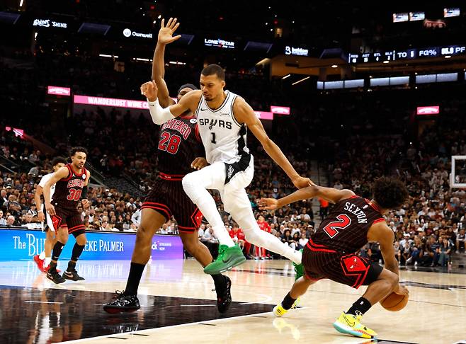 <yonhap photo-2872=""> SAN ANTONIO, TX -MARCH 30: Collin Sexton #2 of the Chicago Bulls strips the ball from Victor Wembanyama #1 of the San Antonio Spurs in the second half at Frost Bank Center on March 30, 2026 in San Antonio, Texas. NOTE TO USER: User expressly acknowledges and agrees that, by downloading and or using this photograph, User is consenting to terms and conditions of the Getty Images License Agreement. Ronald Cortes/Getty Images/AFP (Photo by Ronald Cortes / GETTY IMAGES NORTH AMERICA / Getty Images via AFP)/2026-03-31 12:42:14/ <저작권자 ⓒ 1980~2026 ㈜연합뉴스. 무단 전재 재배포 금지, AI 학습 및 활용 금지></yonhap>