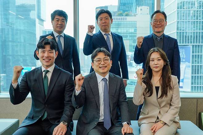 법무법인 YK 공정거래그룹. 앞줄 왼쪽부터 김지훈·현민석·임지윤 변호사. 뒷줄 왼쪽부터 진호식·박재완 변호사·이용만 고문위원.