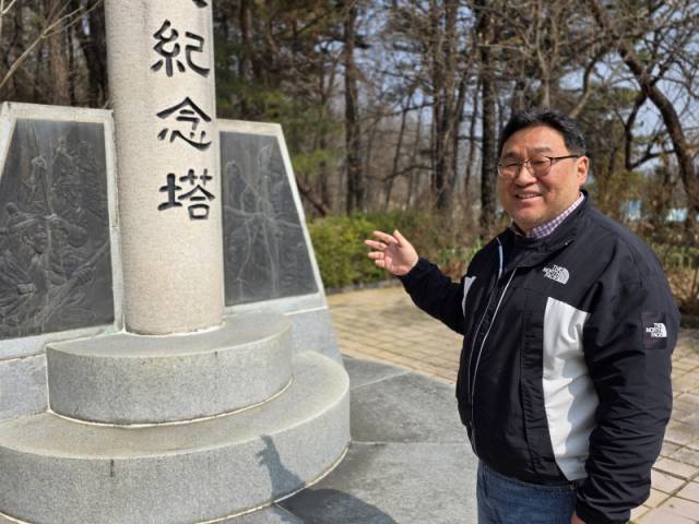 심철기 한남대 교수가 원주 안창리에 위치한 을미의병 봉기 기념탑 앞에서 설명을 이어가고 있다. 정민엽 기자