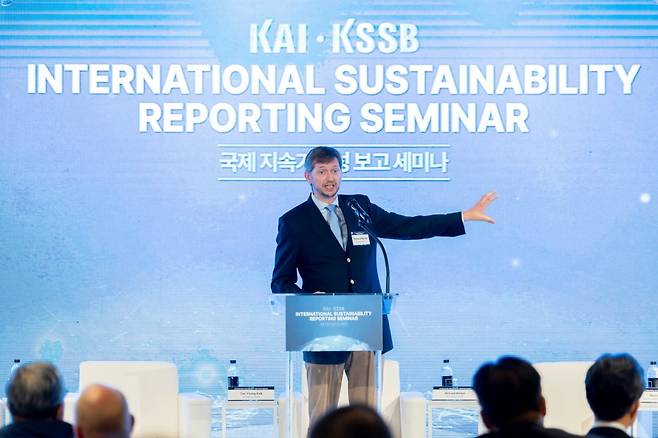 리처드 바커 국제지속가능성 기준위원회(ISSB) 위원이 국제 지속가능성 공시 세미나에서 강연하고 있다. 사진=한국회계기준원 제공