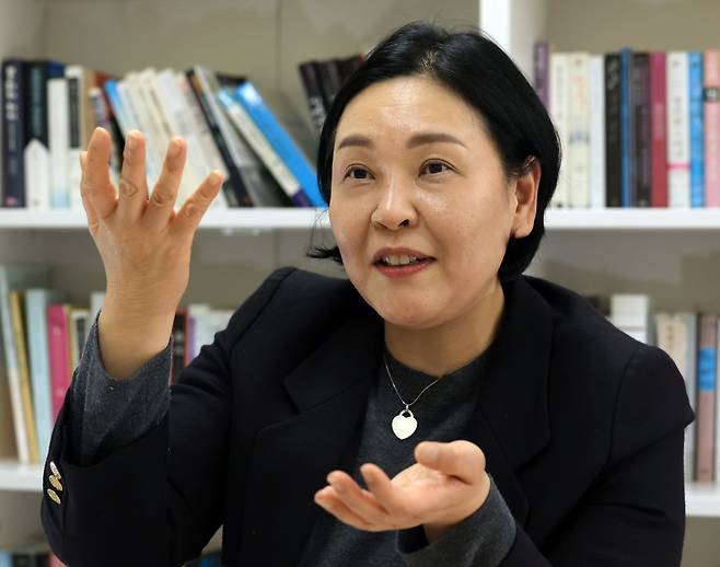 이지행 전북대 K-엔터테인먼트학과 교수가 지난 26일 학교 연구실에서 그룹 방탄소년단(BTS)에 대해 이야기하고 있다. 이 교수는 BTS 현상의 핵심에는 그들이 겪어온 ‘경계인’으로서의 고난과 이에 공감하는 팬덤의 ‘대항적 연대’가 있다고 말했다. 서성일 선임기자