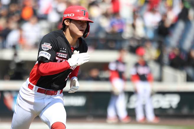 KIA 타이거즈 김도영이 타격 후 그라운드를 질주하고 있다. KIA타이거즈 제공