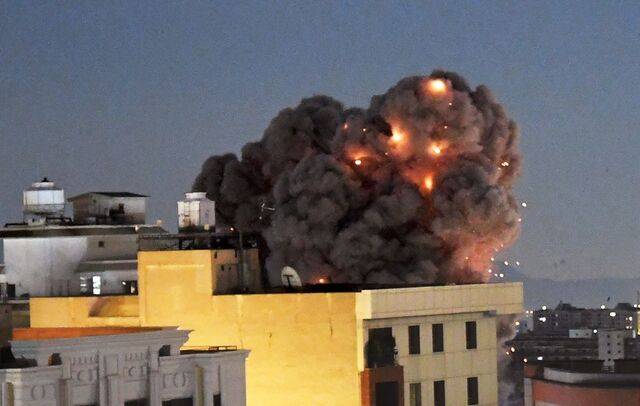 29일(현지시간) 이란 수도 테헤란 상공으로 검은 연기가 치솟고 있다. 이란 반관영 파르스통신은 미국과 이스라엘이 이날 밤 테헤란과 인근 알보르즈주 일대를 공격해 일부 지역에서 정전이 발생했다고 보도했다. 신화연합뉴스