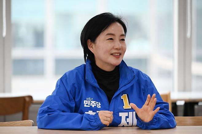 제윤경 더불어민주당 하동군수 후보가 30일 국민일보 본사에서 인터뷰를 하고 있다. 김지훈 기자