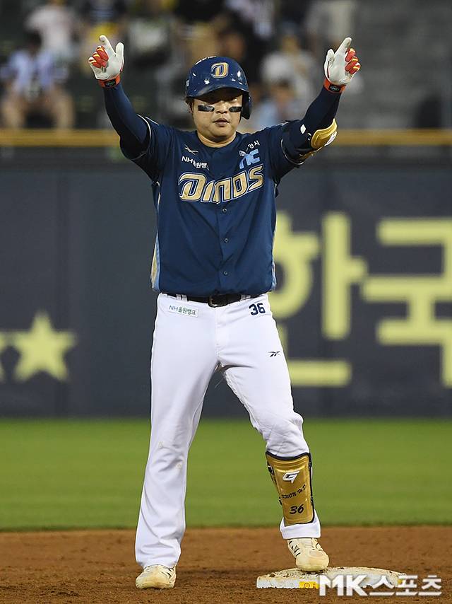 2025년 6월 18일 서울 잠실야구장에서 ‘2025 KBO리그’ NC 다이노스와 LG 트윈스의 경기가 열렸다. 4회초 2사 2루에서 NC 권희동이 역전 2루타를 치고 세리머니를 하고 있다. 사진=천정환 기자