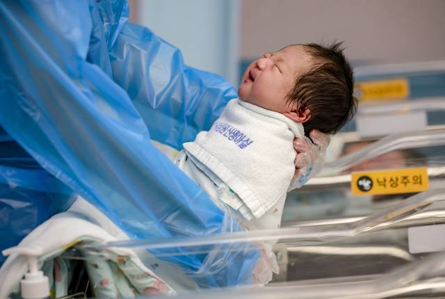 25일 경기 고양시 CHA의과학대학교 일산차병원 신생아실에서 간호사가 신생아들을 돌보고 있다. 뉴시스