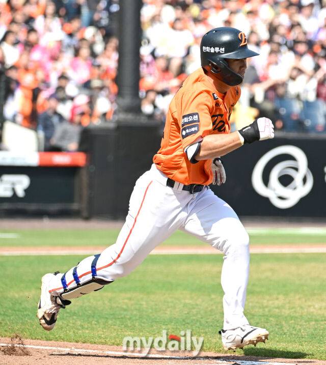 2026년 3월 28일 오후 대전 한화생명볼파크에서 열린 ‘2026 신한 SOL KBO리그' 개막전 키움 히어로즈와 한화 이글스의 경기. 한화 오재원이 5회말 1사 후 2루수 왼쪽 내야안타를 친 뒤 전력질주하고 있다./마이데일리