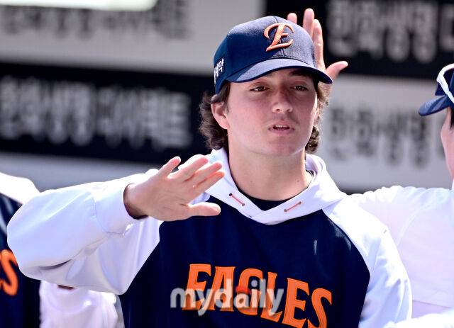 2026년 3월 29일 오후 대전 한화생명볼파크에서 열린 ‘2026 신한 SOL KBO리그' 키움 히어로즈와 한화 이글스의 경기. 한화 화이트가 하이파이브를 하고 있다./마이데일리