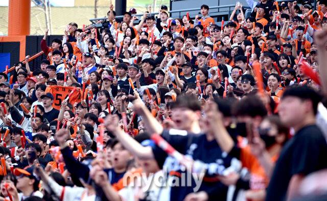 2026년 3월 29일 오후 대전 한화생명볼파크에서 열린 ‘2026 신한 SOL KBO리그' 키움 히어로즈와 한화 이글스의 경기. 한화 팬들이 응원하고 있다./마이데일리