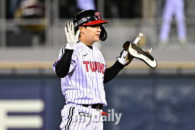 31일 서울 잠실야구장에서 열린 '2026 신한 SOL BANK KBO리그' LG 트윈스와 KIA 타이거즈 경기.LG 최원영이 7회말 2사 1-2루에 1타점 적시 2루타를 친 후 기뻐하고 있다./잠실=한혁승 기자