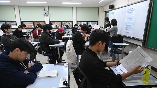 2026학년도 대학수학능력시험(수능)이 치러진 13일 오전 서울 종로구 경복고등학교에 마련된 고사장에서 수험생들이 시험을 준비하고 있다. 25.11.13. 사진공동취재단