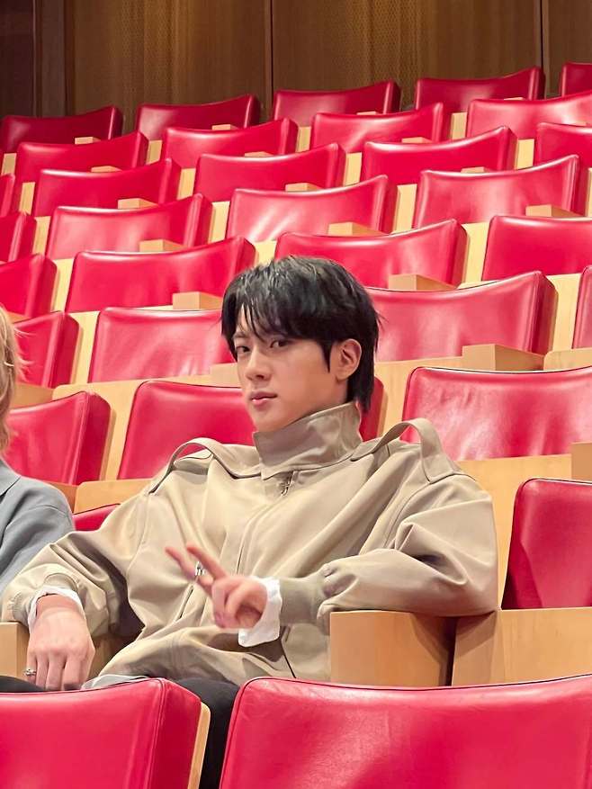 사진=방탄소년단 진 소셜미디어