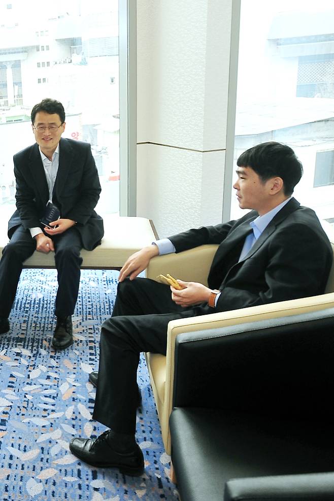 이세돌 9단(사진 오른쪽)이 알파고와의 대국 당시 대기실에서 산삼을 들고있는 장면. 사진 왼쪽은 한국기원 양재호 사무총장. 이시용 작가 제공