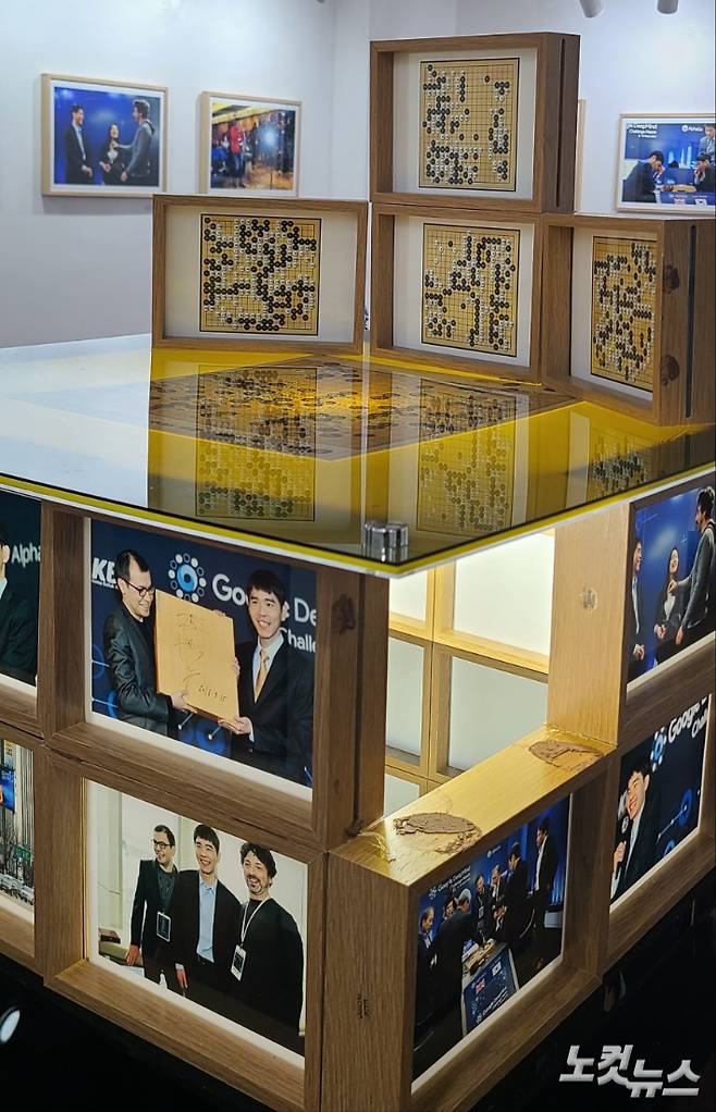 'Bring Back 2016 알파고 vs 이세돌' 사진전에 전시된 조형물. 1국부터 5국까지의 기보도 담겨있다. 동규기자