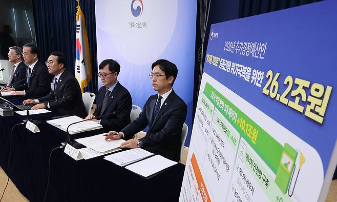 박홍근 기획예산처 장관이 지난 27일 세종시 정부세종청사에서 중동 사태 대응을 위한 2026년도 추가경정 예산안에 대해 브리핑하고 있다. 연합뉴스