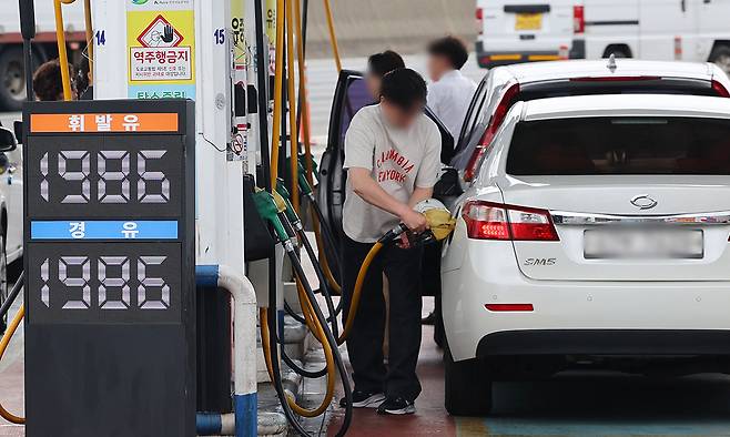 31일 청와대에서 이재명 대통령 주재로 국무회의를 열어 26조2천억원 규모의 추가경정예산(추경)안을 의결했다. 사진은 31일 서울 서초구 만남의광장 주유소. 연합뉴스
