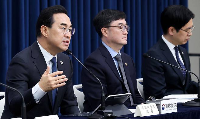 기획예산처 첫 추경안 발표 박홍근 기획예산처 장관이 지난 27일 세종시 정부세종청사에서 중동전쟁 위기극복을 위한 2026년 추가경정예산안 내용을 발표하고 있다. 올해 출범한 기획예산처가 내놓은 첫 추경안으로, 민생회복 소비쿠폰을 지급했던 지난해 추경 이후 9개월 만이다. 세종=뉴스1