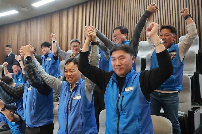 31일 국회에서 열린 3월 임시국회 제3차 본회의에서 공휴일에 관한 법률 일부개정법률안이 통과되자 대한민국공무원노동조합총연맹 조합원들이 손을 번쩍 들고 있다. 연합뉴스