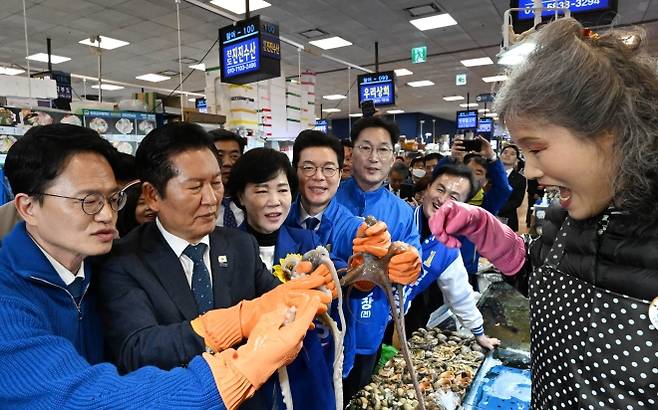 더불어민주당, 노량진수산시장 현장 방문 - 더불어민주당 정청래 대표와 정원오, 전현희, 박주민 서울시장 예비후보가 30일 서울 노량진수산시장을 방문, 상인과 대화하며 수산물을 살펴보고 있다. 연합뉴스