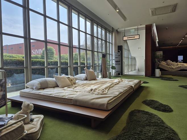 시몬스 테라스 건물 내 ‘N32 스튜디오 테라스’에서 프리미엄 비건 매트리스 N32 제품을 체험해볼 수 있다. 김지원 기자