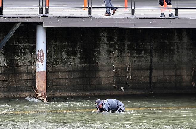 31일 오전 10시 30분쯤 “신천에 수상한 캐리어가 있다”는 신고를 접수한 경찰이 대구 북구 칠성동 잠수교 주변을 수색하고 있다. 경찰은 캐리어 안에서 여성 시신을 발견해 수사에 나섰다. 뉴스1