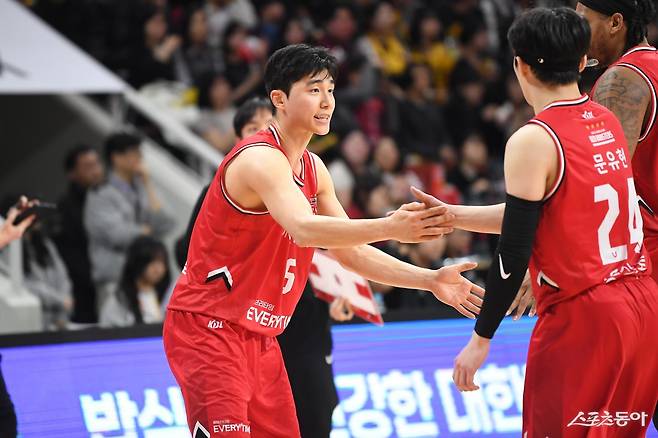 정관장 박지훈(왼쪽)이 3월 31일 안양 정관장 아레나서 열린 LG전에서 문유현과 하이파이브를 하고 있다. 사진제공|KBL
