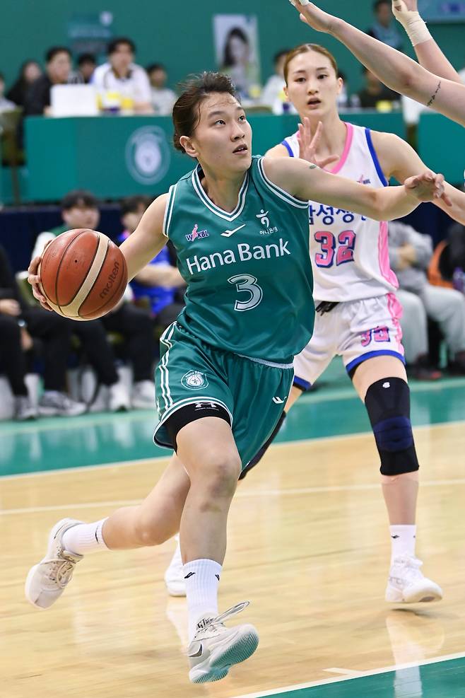 하나은행 정현이 29일 삼성생명 전에서 골밑 돌파를 시도하고 있다. WKBL 제공