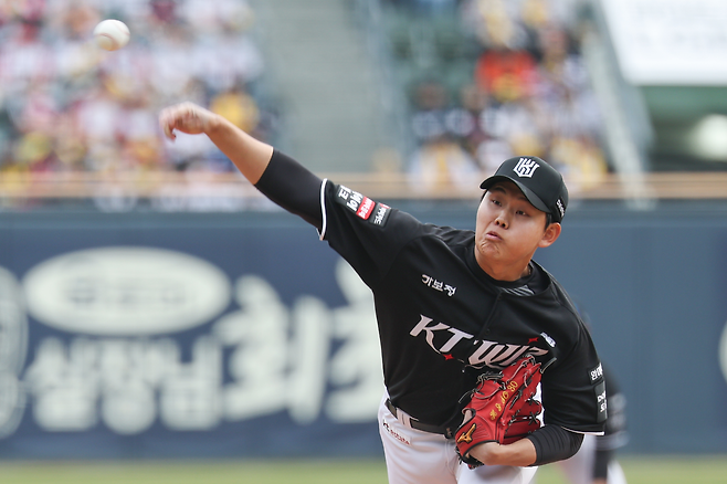 KT 소형준이 지난 29일 잠실 LG전 선발 등판해 투구하고 있다. 연합뉴스
