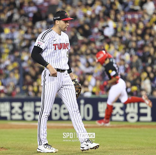 ▲ 톨허스트는 2회 2사 이후 위기관리능력을 발휘하지 못하며 3이닝 7실점으로 첫 경기를 허무하게 마쳤다 ⓒ곽혜미 기자