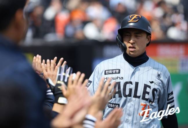 한화 이글스 손아섭이 시범경기에서 득점한 뒤 동료들의 환영을 받고 있다. /사진=한화 이글스 제공