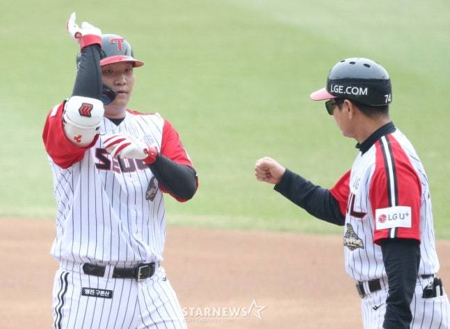 LG 트윈스 문보경(왼쪽). /사진=김진경 대기자