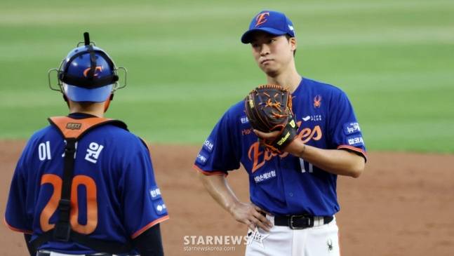 한화 투수 엄상백(오른쪽). /사진=스타뉴스