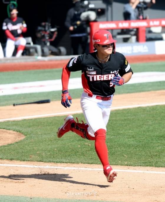 기아 3번타자 김도영이 28일 인천SSG랜더스필드에서 열리는 2026 프로야구 SSG랜더스와 KIA타이거즈 개막경기 5회초 안타로 출루하고 있다. /사진=강영조 선임기자