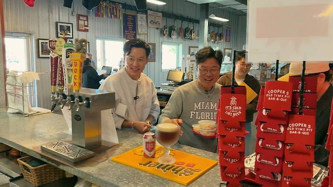 넷플릭스 '이서진의 달라달라'를 연출한 나영석 PD와 배우 이서진 / 사진제공=넷플릭스