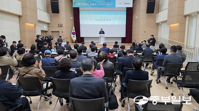 자율주행버스 'I M 고래' 시승식이 1일 일산서구청에서 진행된 가운데, 시민대표로 나선 장주성 대화동 통장협의회장이 축사하고 있다. 김태훈 기자